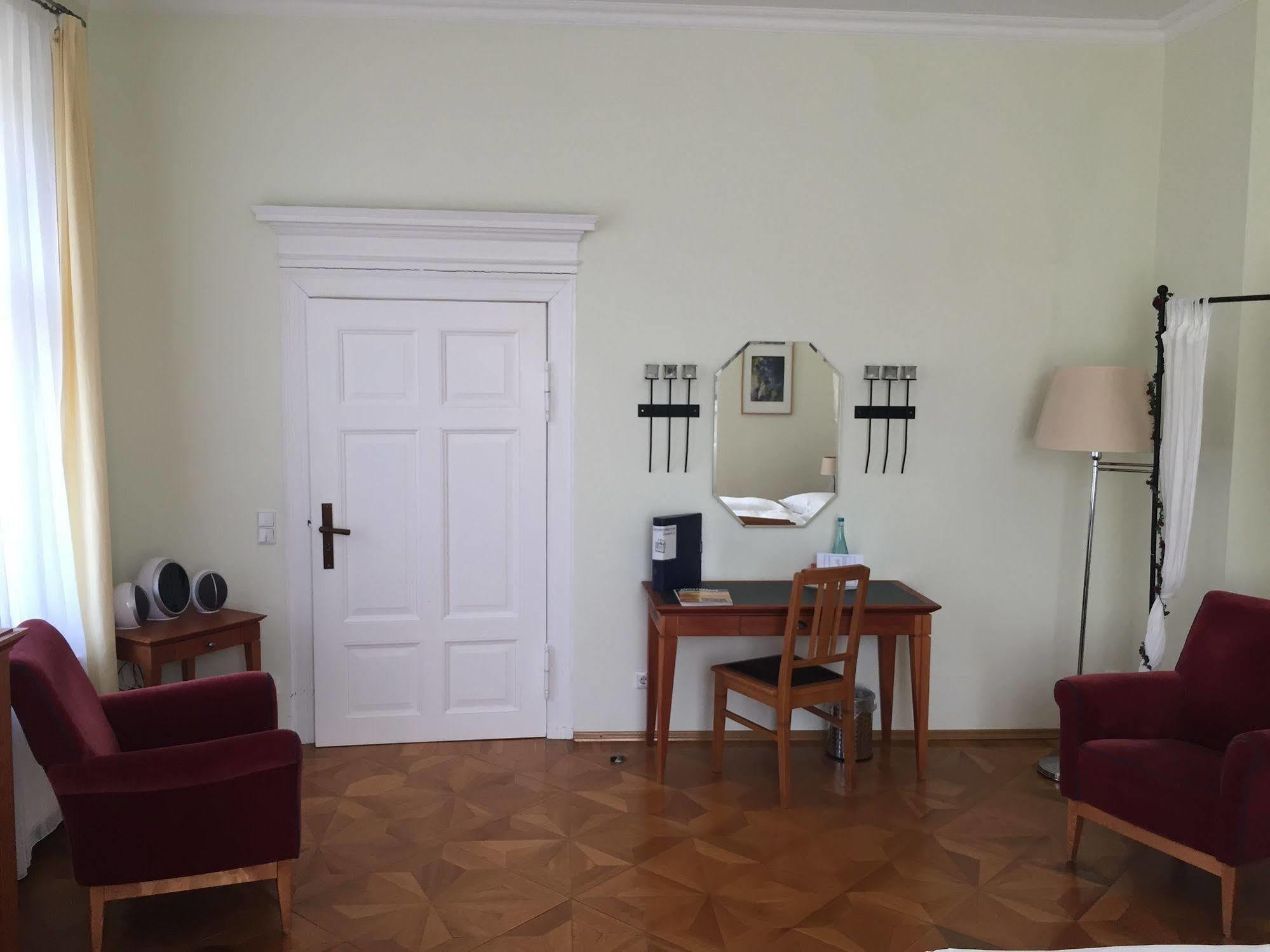 Hotel Vierseithof Luckenwalde Buitenkant foto